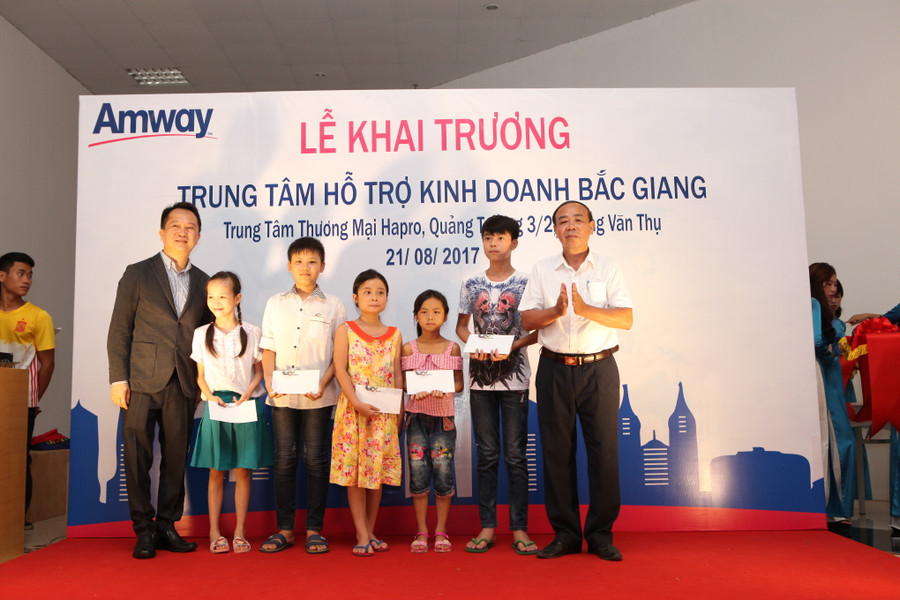 Amway Việt Nam phối hợp với Công đoàn Sở Công Thương tỉnh Hải Phòng trao tặng học bổng khuyến học cho các em học sinh vượt khó vươn lên đạt thành tích cao trong học tập tại địa phương.