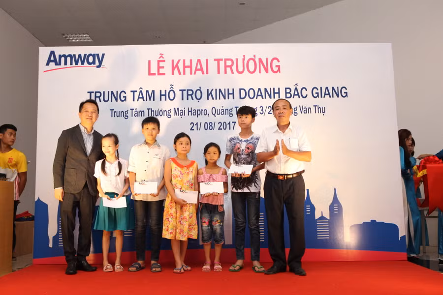 Amway Việt Nam phối hợp với Công đoàn Sở Công Thương tỉnh Hải Phòng trao tặng học bổng khuyến học cho các em học sinh vượt khó vươn lên đạt thành tích cao trong học tập tại địa phương. Amway Việt Nam phối hợp với Công đoàn Sở Công Thương tỉnh Hải Phòng trao tặng học bổng khuyến học cho các em học sinh vượt khó vươn lên đạt thành tích cao trong học tập tại địa phương.
