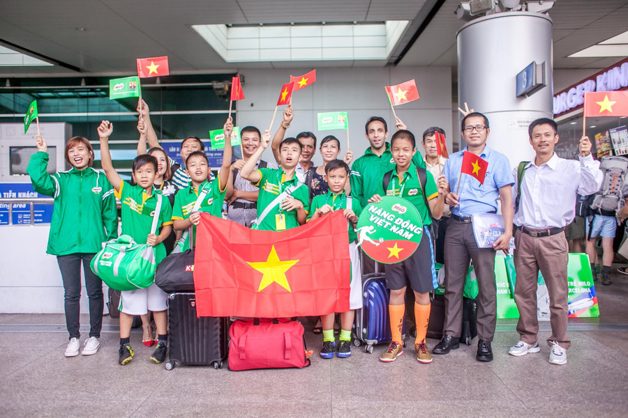 Đoàn HS Việt Nam chụp ảnh lưu niệm trước giờ lên đường