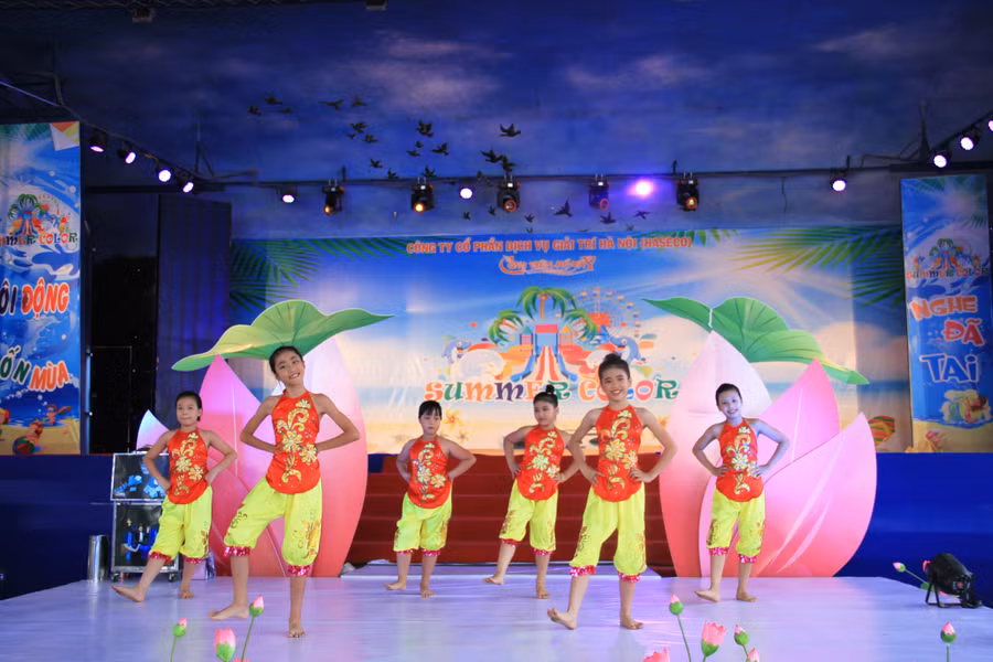 Một tiết mục biểu diễn nghệ thuật của thiếu niên Hà Nội Màn biểu diễn phun lửa hấp dẫn