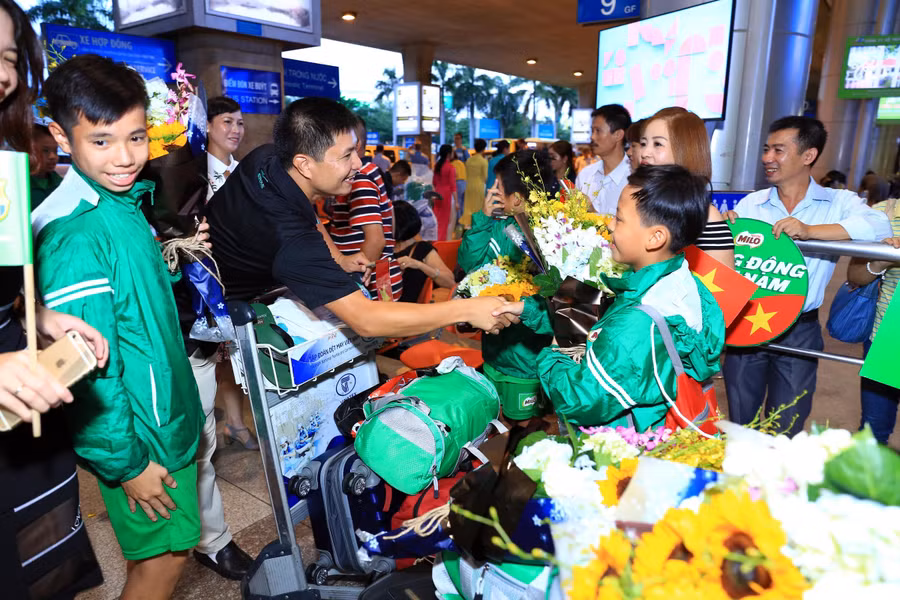 Đoàn đã trở về sau 5 ngày tập luyện tại Barcelona