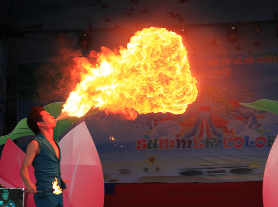 Màn biểu diễn phun lửa hấp dẫn