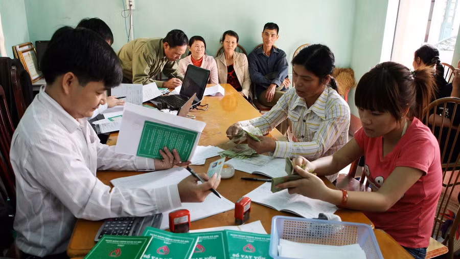 Cán bộ Ngân hàng Chính sách xã hội giải ngân vốn vay cho hộ nghèo