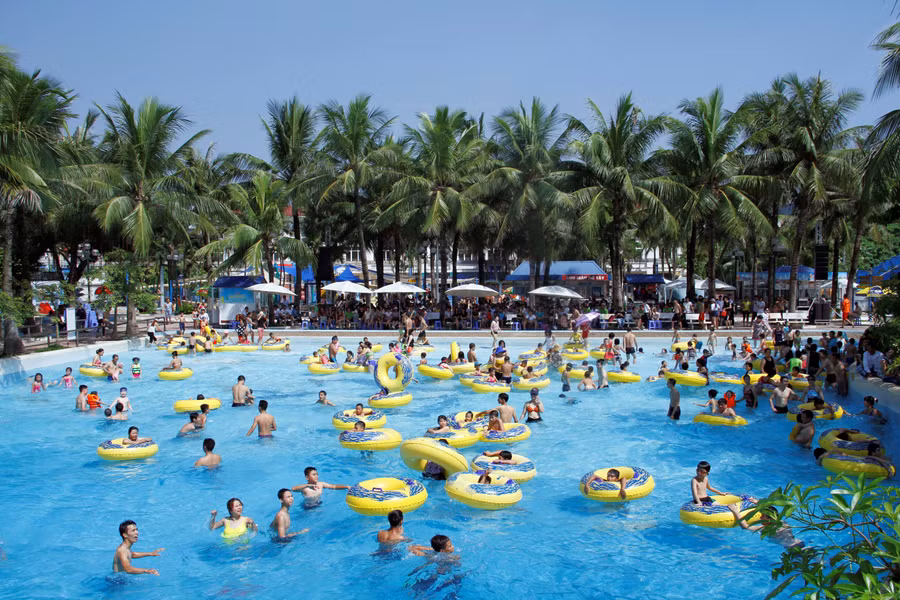 Công viên Hồ Tây luôn đông đúc trong những ngày hè và dịp nghỉ lễ