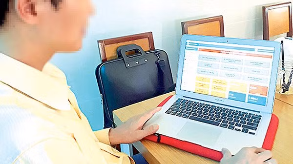 Khách hàng thanh toán tiền ảo tại một quán cà phê ở quận Tân Bình