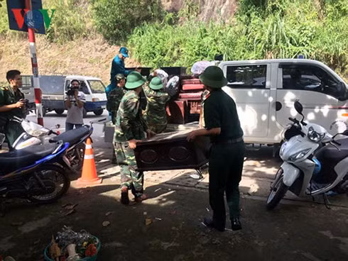 Chính quyền, lực lượng quân đội, công an hỗ trợ người dân ở khu vực nguy cơ sạt lở di dời tài sản. Ảnh: VOV.