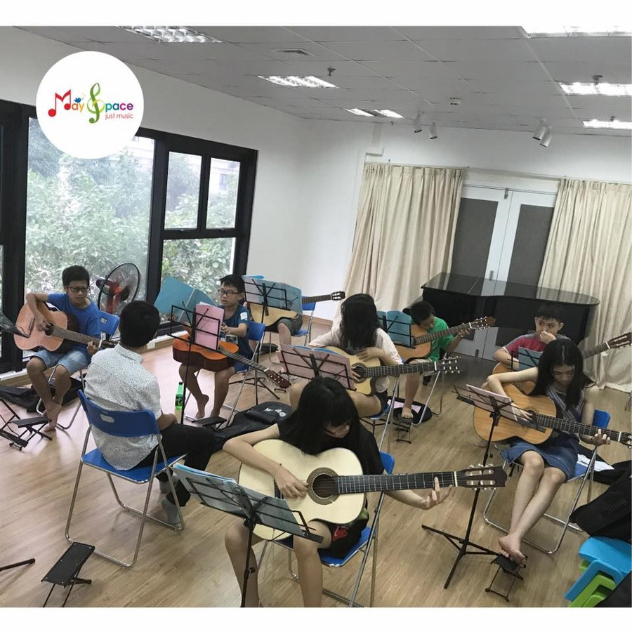 Ngoài Piano nhà giáo Phạm Quỳnh Trang còn mở lớp dạy nhạc cho các bạn trẻ.