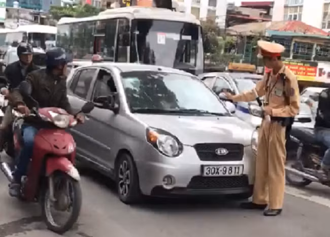 Nữ tài xế ô tô chống đối CSGT khi bị yêu cầu dừng xe kiểm tra. (Ảnh cắt từ clip)