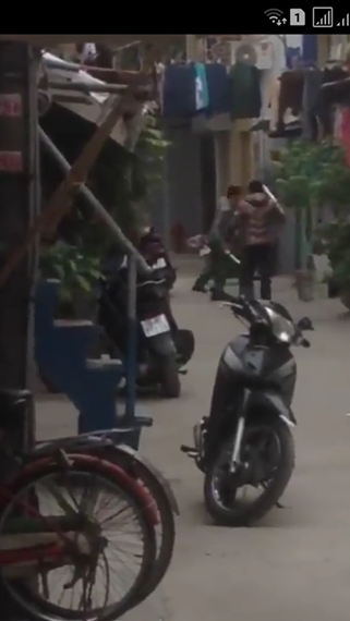 Đối tượng nghi ngáo đá hung hãn tấn công công an (ảnh FB)