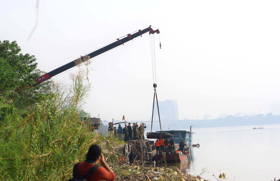 Quả bom đã được cẩu lên bờ để đưa đi xử lý Quả bom đã được cẩu lên bờ để đưa đi xử lý