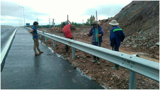 Nhân công của VEC xúc dọn đất đá bị sạt lở trên tuyến cao tốc Đà Nẵng-Quảng Ngãi.