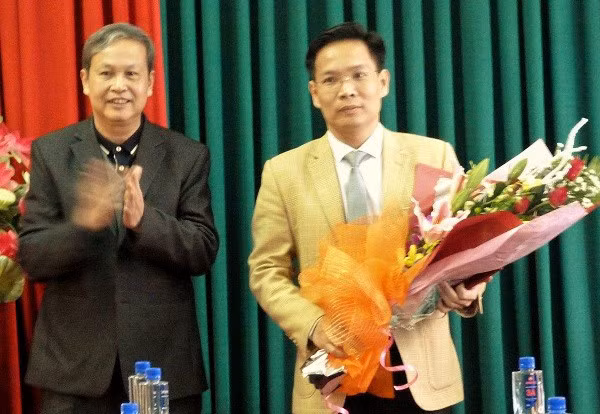 Ông Phan Tiến Diện (bìa phải) tại thời điểm bổ nhiệm làm Phó giám đốc Sở Tài nguyên và Môi trường Sơn La. Ảnh: Báo Tài nguyên & Môi trường.