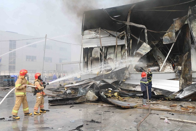 Lực lượng cảnh sát phòng cháy chữa cháy đang nỗ lực dập lữa. Lực lượng cảnh sát phòng cháy chữa cháy đang nỗ lực dập lữa.