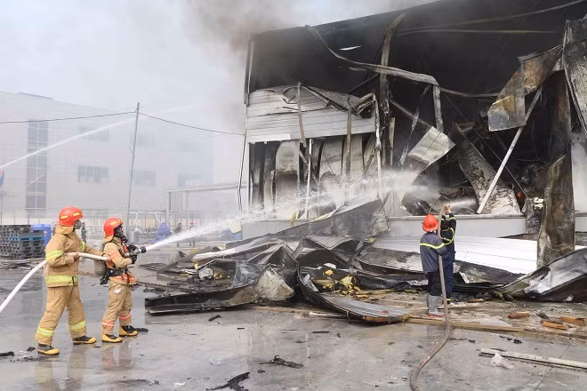 Lực lượng cảnh sát phòng cháy chữa cháy đang nỗ lực dập lữa.