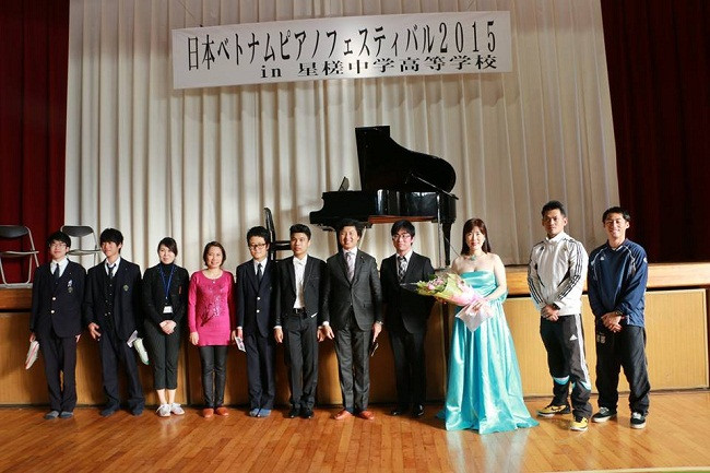 Tài năng piano Nguyễn Thế Vinh Vinh chụp ảnh lưu niệm với các thầy cô và bạn bè tại Nhật Bản Tài năng piano Nguyễn Thế Vinh Vinh chụp ảnh lưu niệm với các thầy cô và bạn bè tại Nhật Bản