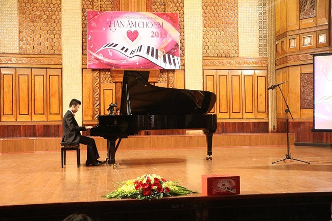 Nguyễn Thế Vinh biểu diễn trong chương trình “Khăn Ấm Cho Em” Nguyễn Thế Vinh biểu diễn trong chương trình “Khăn Ấm Cho Em”