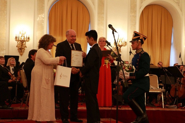 Nguyễn Thế Vinh biểu diễn tại cung điện Hoàng Gia Nga Nguyễn Thế Vinh biểu diễn tại cung điện Hoàng Gia Nga