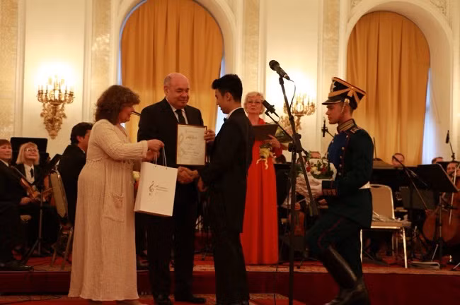 Nguyễn Thế Vinh biểu diễn tại cung điện Hoàng Gia Nga