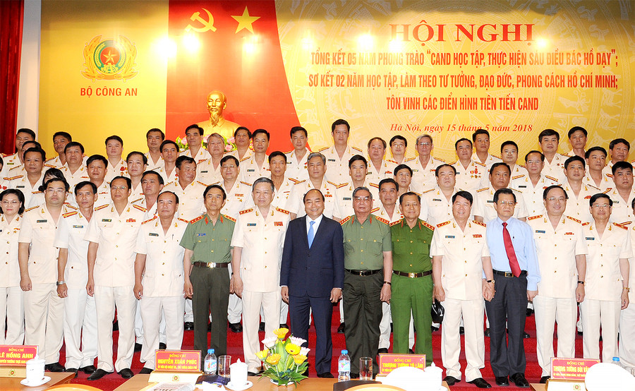 Thủ tướng chụp ảnh lưu niệm với các đại biểu dự hội nghị Ảnh: VGP Thủ tướng chụp ảnh lưu niệm với các đại biểu dự hội nghị Ảnh: VGP