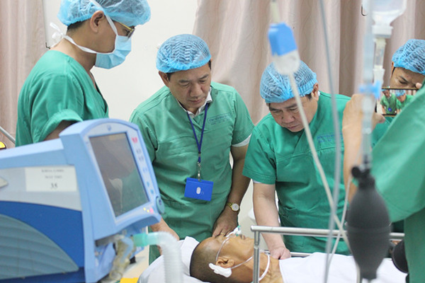 Chủ tịch UBND TP. Hồ Chí Minh Nguyễn Thành Phong thăm ông Trần Văn Hoàng hiện điều trị tại Bệnh viện 115. Ảnh: Đất Việt