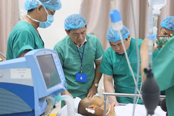 Chủ tịch UBND TP. Hồ Chí Minh Nguyễn Thành Phong thăm ông Trần Văn Hoàng hiện điều trị tại Bệnh viện 115. Ảnh: Đất Việt