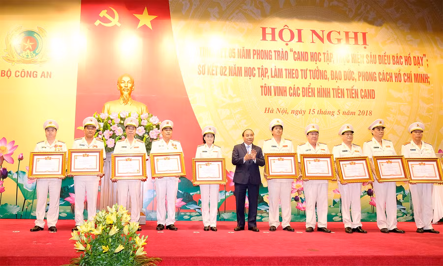 Thủ tướng tặng Bằng khen của Thủ tướng Chính phủ cho các cá nhân xuất sắc. Ảnh: VGP