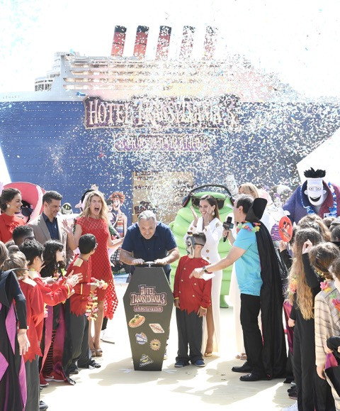 Đạo diễn Genndy Tartakovsky nhấn nút khởi động chương trình của Hotel Transylvania 3 tại LHP Cannes