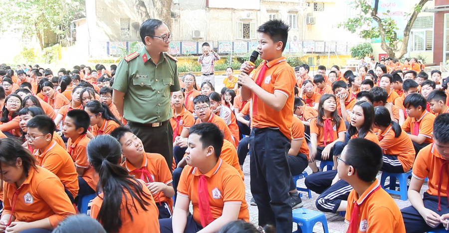 Chuyên gia tội phạm học Bộ Công an Trung tá Đào Trung Hiếu đang trao đổi với các em học sinh tại buổi học ngoại khóa.