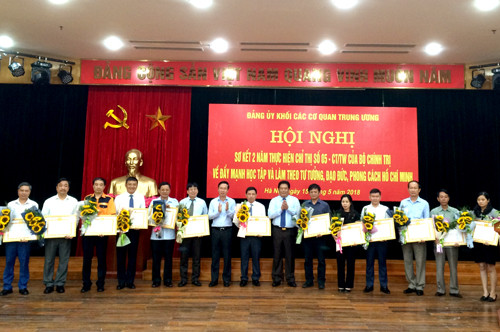 Trưởng Ban Tuyên giáo Trung ương Võ Văn Thưởng và lãnh đạo Đảng ủy Khối trao Bằng khen và tặng hoa chúc mừng các Đảng bộ cơ sở có thành tích xuất sắc trong học tập và làm theo tư tưởng, đạo đức, phong cách Hồ Chí Minh giai đoạn 2016-2018. Ảnh: VGP