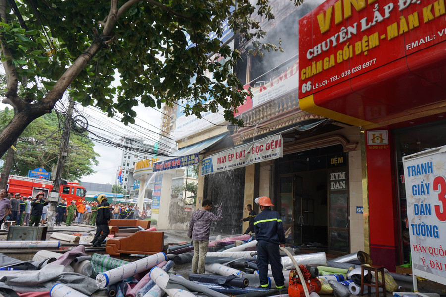  Nhiều hàng hóa, tài sản được di chuyển ra ngoài, lực lượng cứu hỏa có mặt kịp thời dập lửa