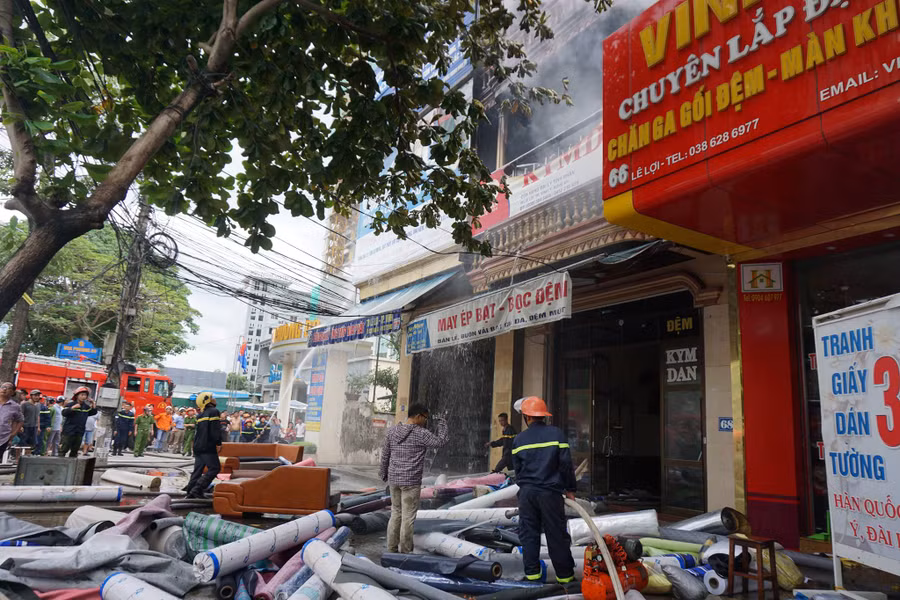  Nhiều hàng hóa, tài sản được di chuyển ra ngoài, lực lượng cứu hỏa có mặt kịp thời dập lửa