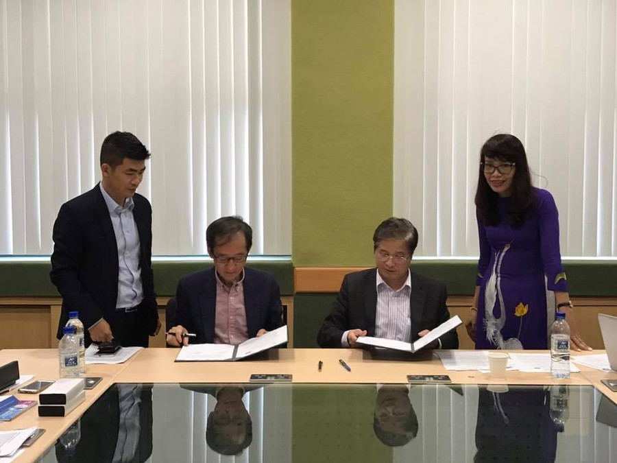 GS.TS.Phạm Quang Trung, Giám đốc Học viện Quản lý giáo dục Việt Nam và ngài Goh Chor Boon, Phó Giám đốc Học viện Giáo dục Quốc gia Singapore ký kết biên bản hợp tác GS.TS.Phạm Quang Trung, Giám đốc Học viện Quản lý giáo dục Việt Nam và ngài Goh Chor Boon, Phó Giám đốc Học viện Giáo dục Quốc gia Singapore ký kết biên bản hợp tác