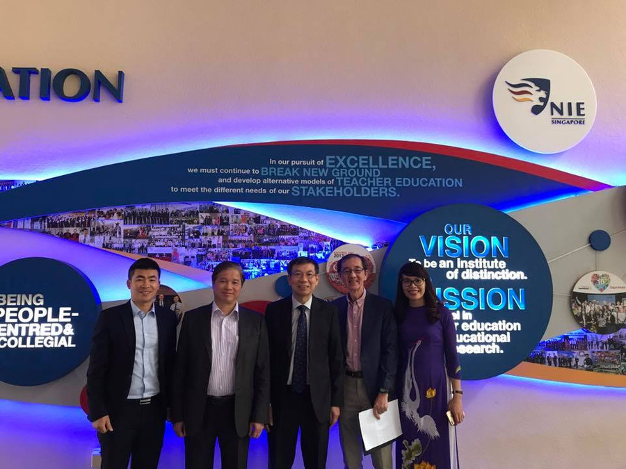 Chụp ảnh lưu niệm tại Học viện Giáo dục Quốc gia Singapore Chụp ảnh lưu niệm tại Học viện Giáo dục Quốc gia Singapore