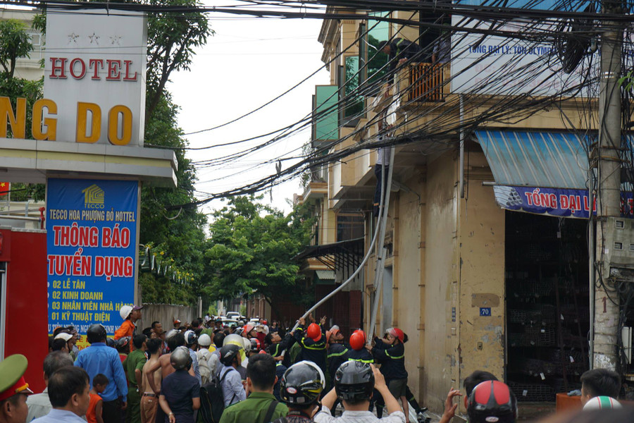 Ngôi nhà xảy ra hỏa hoạn nằm mặt đường quốc lộ 1A nên đông người đi đường dừng lại xem, gây ách tắc cục bộ, lực lượng CSGT phải điều tiết giao thông.