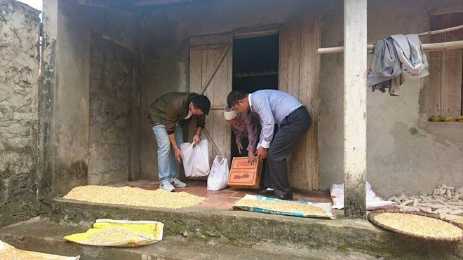 Đoàn từ thiện đã chia nhau ra tận nhà, trực tiếp phát quà đặc biệt là những hộ gia đình có người cao tuổi. Đoàn từ thiện đã chia nhau ra tận nhà, trực tiếp phát quà đặc biệt là những hộ gia đình có người cao tuổi.