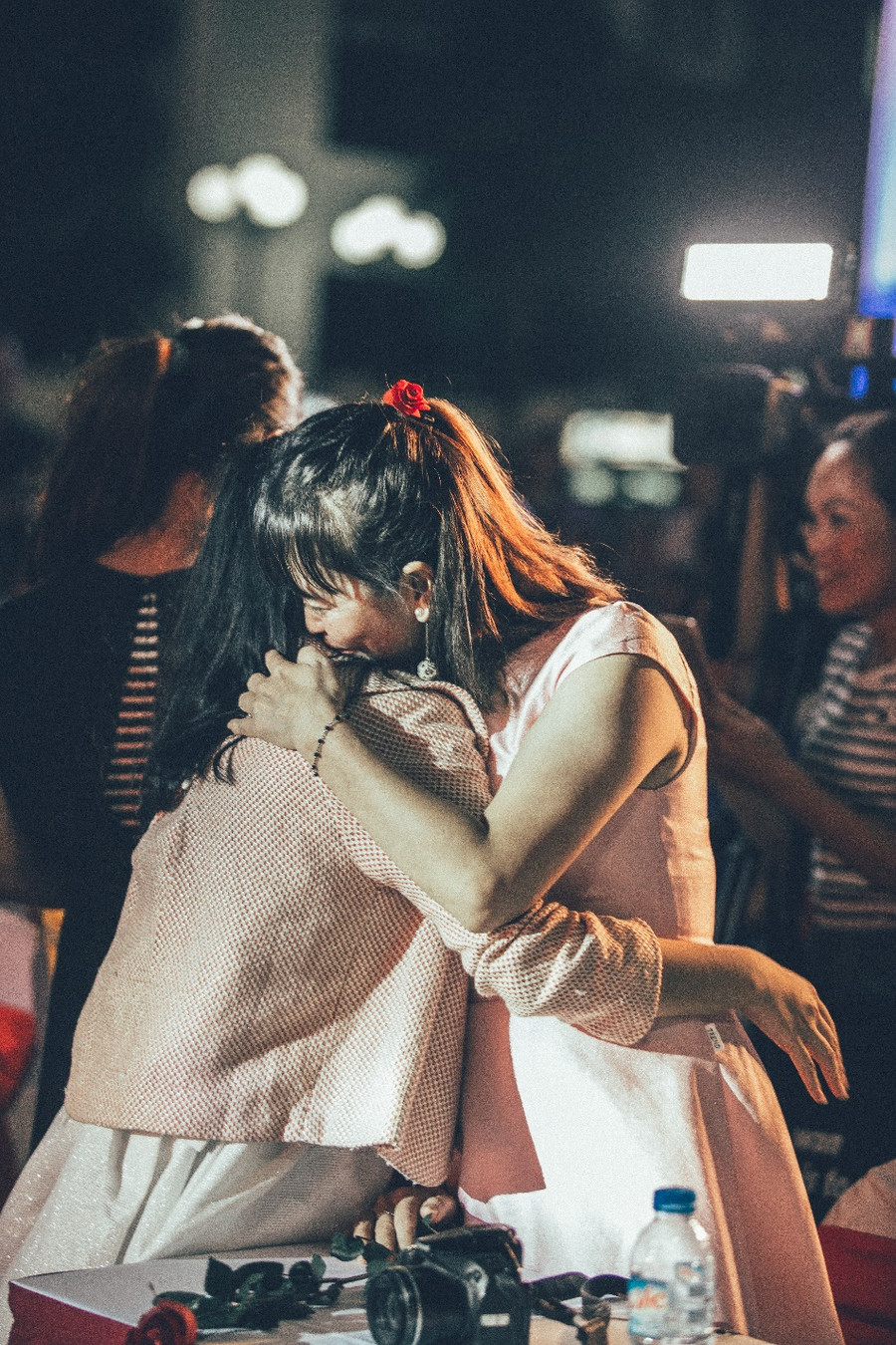 Những giọt nước mắt xúc động Những giọt nước mắt xúc động