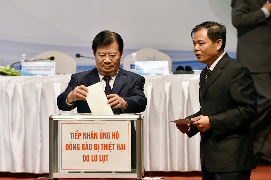 Phó Thủ tướng Trịnh Đình Dũng cùng các đại biểu tham dự đã quyên góp chia sẻ với những khó khăn, mất mát mà đồng bào tại các tỉnh đang bị thiệt hại do mưa lũ gây ra. Ảnh: VGP Phó Thủ tướng Trịnh Đình Dũng cùng các đại biểu tham dự đã quyên góp chia sẻ với những khó khăn, mất mát mà đồng bào tại các tỉnh đang bị thiệt hại do mưa lũ gây ra. Ảnh: VGP