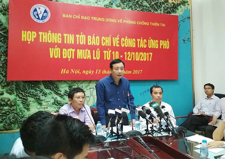 Ông Đỗ Đức Thịnh- Chi cục trưởng Chi cục đê điều và phòng chống lụt bão TP Hà Nội - cho rằng, nếu nói vỡ đê thì chưa hẳn đúng, mà đây là trong quá trình nước tràn thì một điểm đê yếu, bị mất chân thì nó phá luôn cả điểm đó.