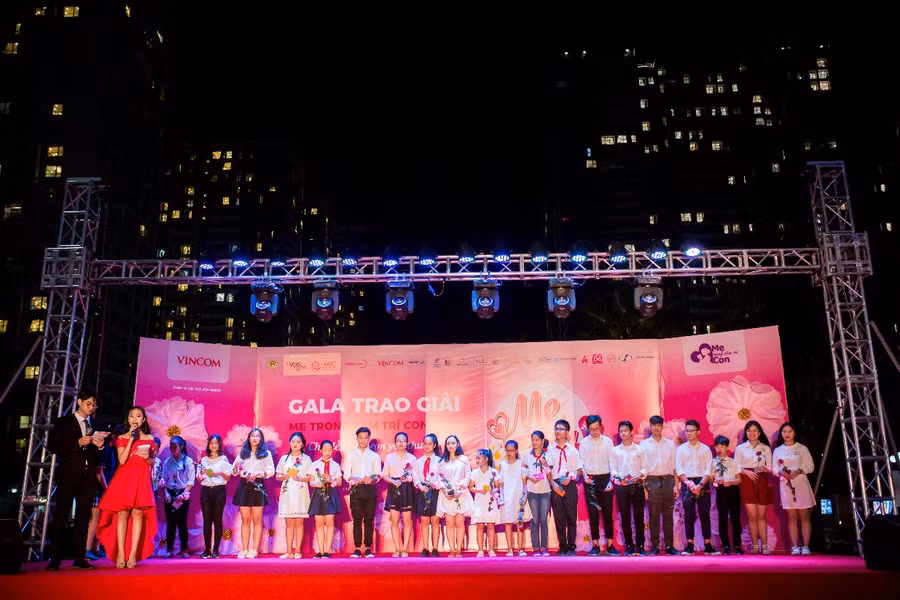 22 thí sinh đạt giải ra mắt và xuống tặng hoa hồng - thiệp cho mẹ