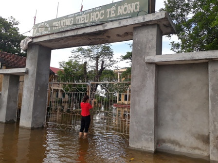 Trường Tiểu học Tế Nông (xã Tế Nông, Nông Cống) vẫn ngập trong nước lũ.