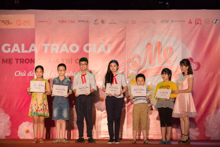 Các thí sinh nhận giấy chứng nhận tham gia cuộc thi “Tìm kiếm tài năng MC nhí” Các thí sinh nhận giấy chứng nhận tham gia cuộc thi “Tìm kiếm tài năng MC nhí”