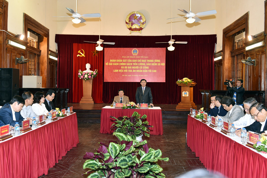 Buổi làm việc của Phó Thủ tướng Vương Đình Huệ tại buổi khảo sát thực trạng chính sách tiền lương, phụ cấp đối với cán bộ, công chức, viên chức, người lao động trong ngành tòa án nhân dân. Ảnh: VGP