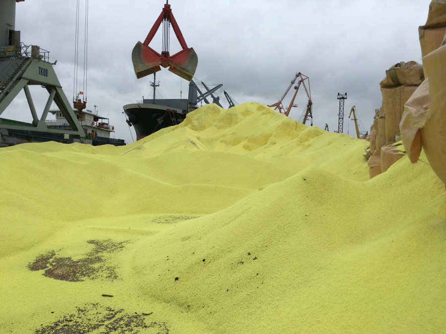 Bãi tập kết lưu huỳnh tại cảng Hải Phòng