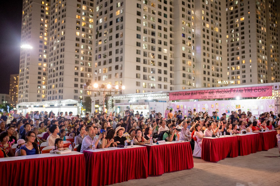 Đại diện của Sở GD & ĐT Hà Nội cùng phụ huynh , học sinh và đại diện tới từ phía các trường Tiểu học, THCS, THPT tham gia cuộc thi tham dự buổi lễ trao giải Đại diện của Sở GD & ĐT Hà Nội cùng phụ huynh , học sinh và đại diện tới từ phía các trường Tiểu học, THCS, THPT tham gia cuộc thi tham dự buổi lễ trao giải