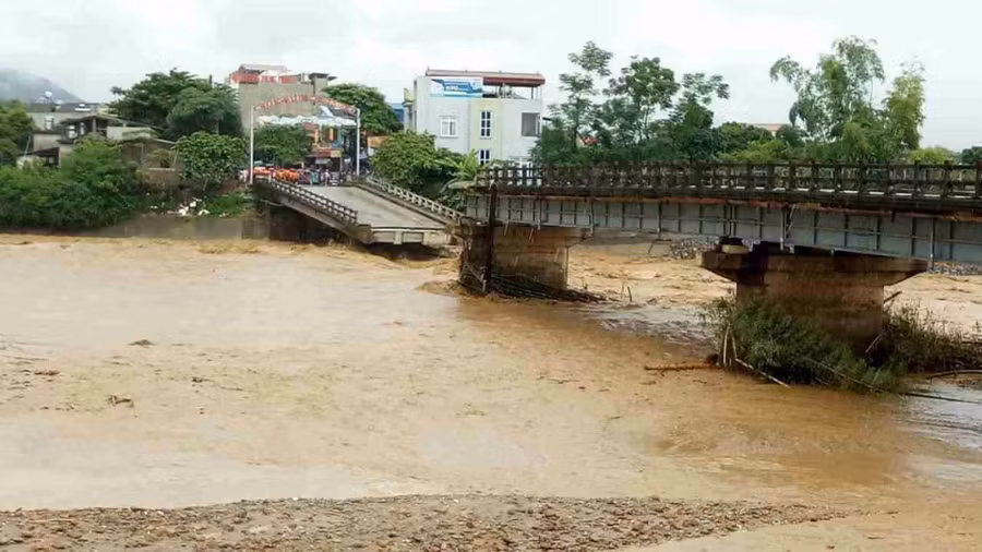 Hiện trường vụ sập cầu Thia khiến 3 người dân và 1 phóng viên Thông tấn xã Việt Nam tử vong.