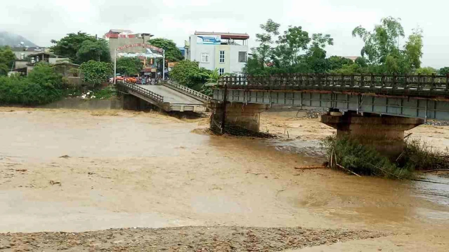 Hiện trường vụ sập cầu Thia khiến 3 người dân và 1 phóng viên Thông tấn xã Việt Nam tử vong.