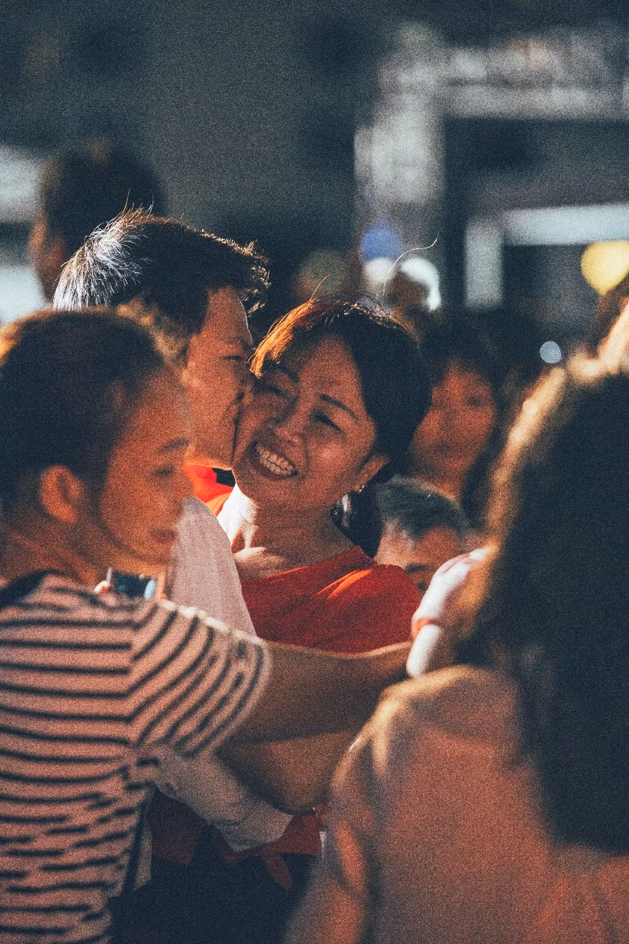 Những nụ cười khi cảm nhận được tình cảm từ phía người con Những nụ cười khi cảm nhận được tình cảm từ phía người con