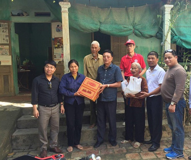 Những món quà dẫu giá trị nhỏ nhưng lúc này cũng làm ấm lòng người dân vùng lũ. Những món quà dẫu giá trị nhỏ nhưng lúc này cũng làm ấm lòng người dân vùng lũ.