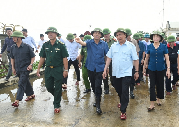 Thủ tướng đi thị sát Đập tràn Lạc Khoái, chỉ đạo hộ đê tại Ninh Bình