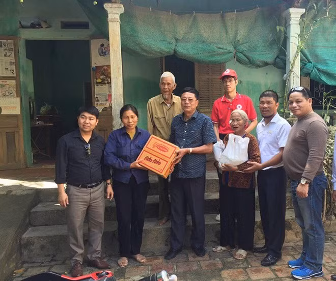 Những món quà dẫu giá trị nhỏ nhưng lúc này cũng làm ấm lòng người dân vùng lũ.